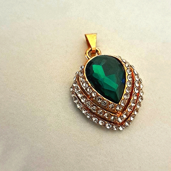 Emerald Green Tear Drop Pear Shaped Gold Plated Heart Pendant - Picture 2 of 6